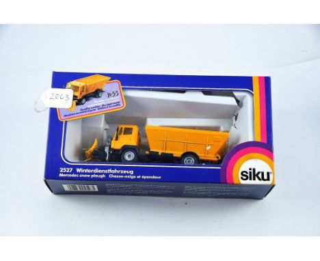 1:55 SCALE SIKU MODEL NO - 2527 MERCEDES SNOW PLOUGH IN BOX SOME DAMAGE TO THE BOX GC