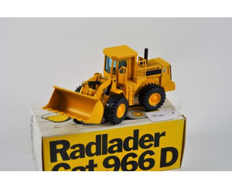 NZG MODEL 237 CAT 966D WHEEL LOADER SCALE 1:50 VGC SLIGHT DAMAGE TO BOX