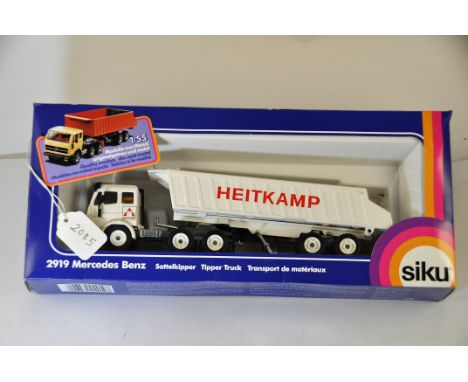 1:55 SCALE SIKU MODEL NO  - 2919 MERCEDES TIPPER TRUCK ' HEITKAMP ' PRE 1990 IN BOX SLIGHT DAMAGE TO BOX GC