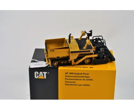 NZG MODEL 388 CATERPILLAR AP-1050 ASPHALT PAVER SCALE 1:50 VGC