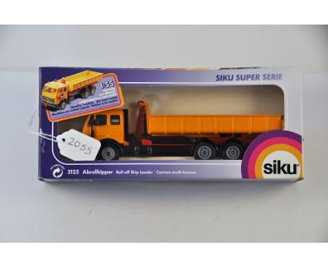 1:55 SCALE SIKU MODEL NO - 3125 ROLL-OFF SKIP LOADER IN BOX SLIGHT DAMAGE TO EDGE OF BOX VGC