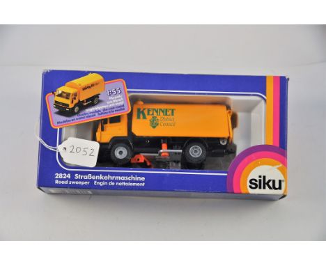 1.55 SCALE SIKU MODEL NO - 2824 ROAD SWEEPER 'KENNET DISTRICT COUNCIL' IN BOX, SLIGHT CORNER DAMAGE TO BOX VGC