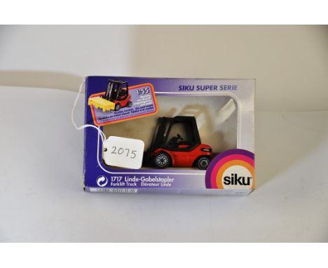 1:55 SCALE SIKU MODEL NO - 1717 LINDE FORKLIFT TRUCK IN BOX SOME DAMAGE GC