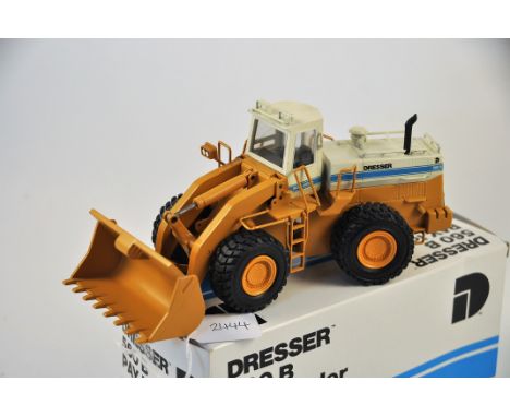 CONRAD MODEL 2420 DRESSER 560B PAY LOADER SCALE 1:50 GC SLIGHT DISCOLOURATION TO A WHEEL