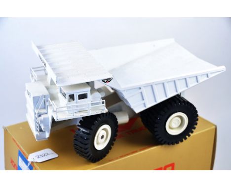 CONRAD MODEL 272 WABCO HAULPAK TRUCK WHITE SCALE 1:50 GC