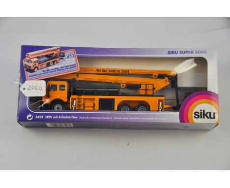 1:55 SCALE SIKU MODEL NO - 3428 MERCEDES HYDRAULIC MAINTENANCE PLATFORM IN BOX VGC 