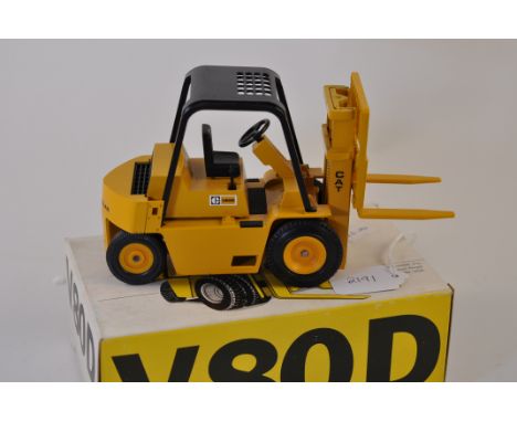 NZG MODEL 182 CATERPILLAR V80D FORK LIFT TRUCK SCALE 1:25 VGC