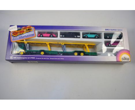 1:55 SCALE SIKU MODEL NO - 4017 MERCEDES TRANSPORTER LORRY SET WITH 5 CARS IN BOX SLIGHT DAMAGE TO CORNERS OF BOX VGC