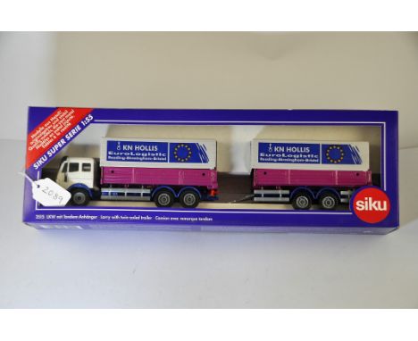 1:55 SCALE SIKU MODEL NO - 3515 MERCEDES LORRY WITH TWIN -AXLED TRAILER ' KN HOLLIS EURO LOGISTIC ' IN BOX VGC