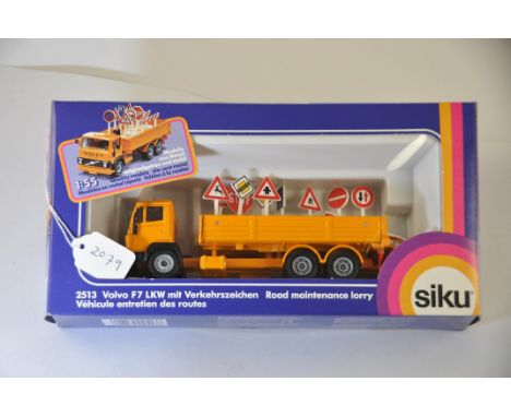 1:55 SCALE SIKU MODEL NO - 2513 VOLVO F7 ROAD MAINTENANCE LORRY IN BOX PRE 1990 SLIGHT DAMAGE TO BOX GC