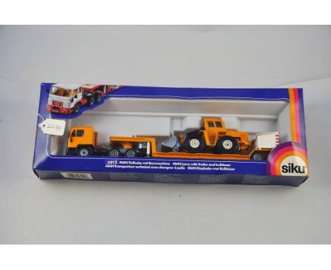 1:55 SCALE SIKU MODEL NO - 3912 MAN LORRY WITH TRAILER AND BULLDOZER IN BOX SLIGHT DAMAGE VGC