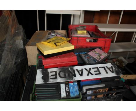N.5 Bancali di cd e videocassette