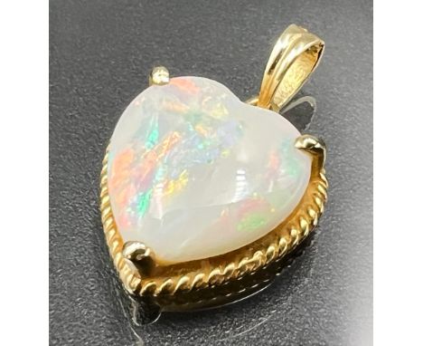 Anhänger in Herzform 585 Gelbgold mit einem Opal.Circa 2 Gramm Gesamtgewicht. Opal ebenfalls in Herzform circa 12 mm x 12 mm 