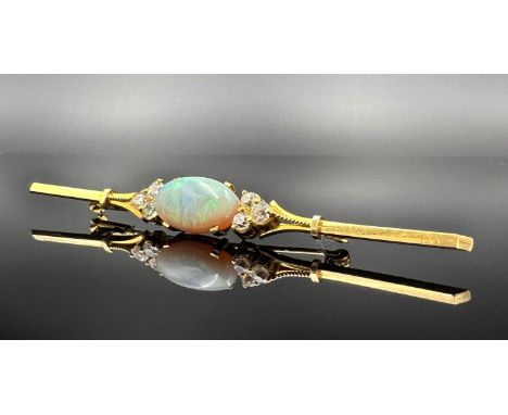 Stabbrosche 750 Gelbgold mit einem Opal-Cabochon und sechs Diamanten.Circa 11,9 Gramm Gesamtgewicht. Circa 10 cm lang. Opal c