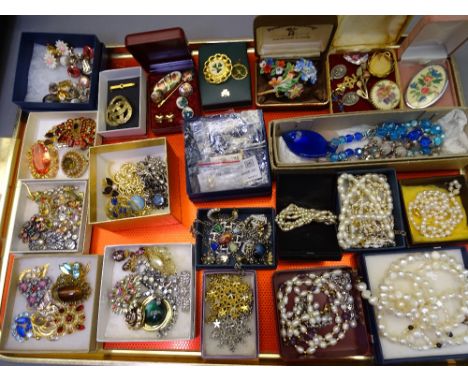 GOOD MIXED QUANTITY OF VINTAGE &amp; LATER COSTUME JEWELLERY, Baroque pearl necklaces ETC