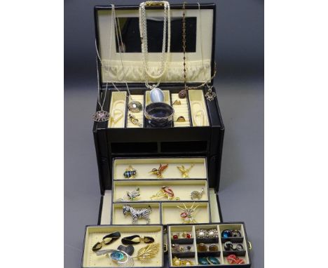 QUALITY BLACK LEATHER EFFECT JEWELLERY BOX &amp; CONTENTS including two 9ct dress rings and a dragon fly brooch, 9.2grms gros