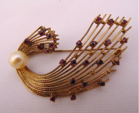 9ct yellow gold ruby and pearl flower brooch, approx total weight 8.4g