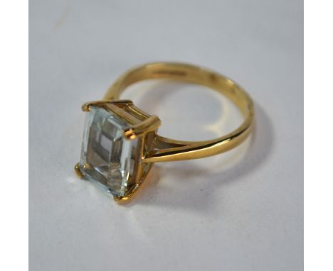 A single stone rectangular pale aquamarine ring, 9ct yellow gold four claw setting, size M 1/2, the stone 1.0 x 0.8 cmColour 