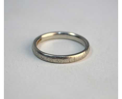 A platinum court style wedding band, size M, approx 4.2g