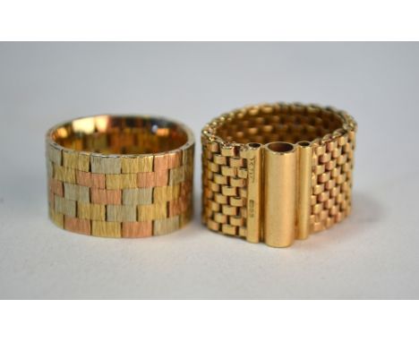 A 9ct three-coloured flexible mesh ring, size N to/w 9ct yellow gold flexible mesh ring, size M and a graduated three-coloure