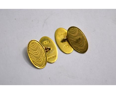 A pair of 18ct oval engine turned chain link cufflinks, approx 5g
