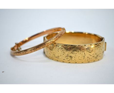 A&nbsp;9ct hollow gold engraved hinged bangle, 6.4g, to/w a 9ct gold&nbsp;metal core broad example (2)