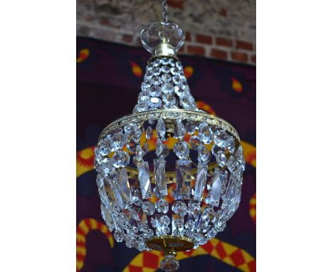 A classic crystal strung gilt metal light fitting, 27 cm diamAll complete - not tested