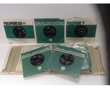 18 Original 7'' vinyl singles from The Beatles Parlophone/Apple labels in vintage folding case. Records in VG+ conditions.  C