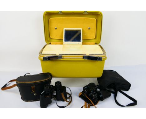 Hunter - Weitwinkel - Pathescope - Samsonite. Two pairs of binoculars in cases appearing in Excellent condition. Hunter Weitw