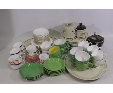 Royal Doulton, Poole, Royal Worcester, Regency, Capital - A mixed lot of tea and dinner service ceramic pieces - Lot includes