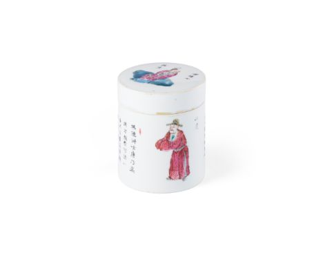 FAMILLE ROSE 'WU SHUANG PU' TEA CADDY 19TH-20TH CENTURY the exterior enamelled with two famous historical figures from the Wu