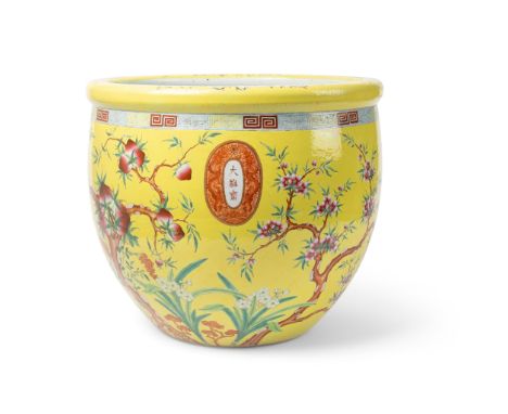 LARGE FAMILLE JUAN 'PEACH' BASIN LATE QING DYNASTY TO REPUBLIC PERIOD, 19TH-20TH CENTURY enamelled on the exterior with sprea