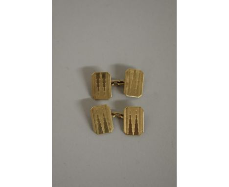A pair of gold engine turned cufflinks, hallmarked .375, 8g. 