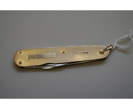 A gold engine turned penknife,&nbsp;stamped 375, 7.5cm. 