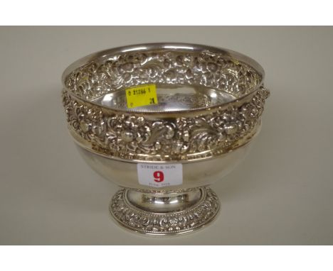 An Edwardian silver pedestal bowl, by Walker &amp; Hall,&nbsp;Sheffield 1901, having embossed rim, 12cm, 396g. 