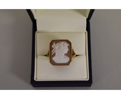 A yellow metal carved shell cameo ring. 