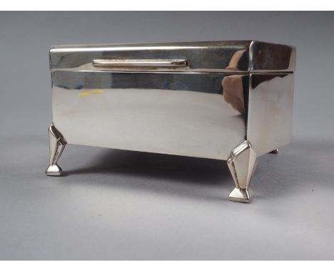 An Art Deco silver engine turned trinket box with velvet lining, 4" wideCondition:Some of the velvet is coming unstuck around