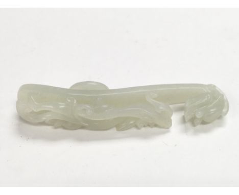 A jade belt clip in the form of a dragon, approx length 10cm.