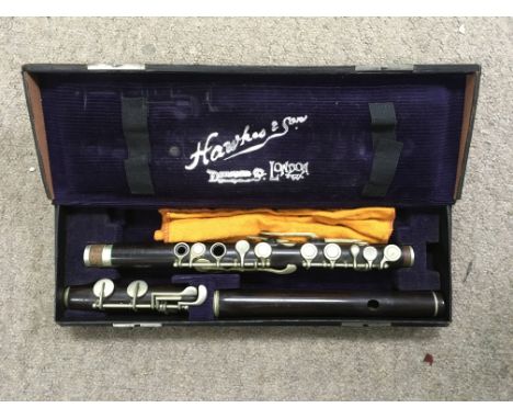 A vintage cased S.Quilter flute. (Split to side).