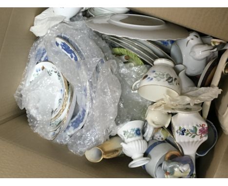 A box containing a large quantity of decorative ceramic and china (a lot)