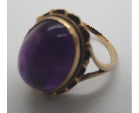 9ct gold ring set with a large cabochon cut amethyst. 4.3g, size N