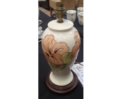 Moorcroft cream ground table lamp in the Hibiscus pattern H: 35 cm 