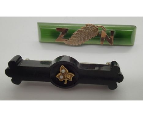 9ct gold and jade New Zealand pin and a floral pin brooch 