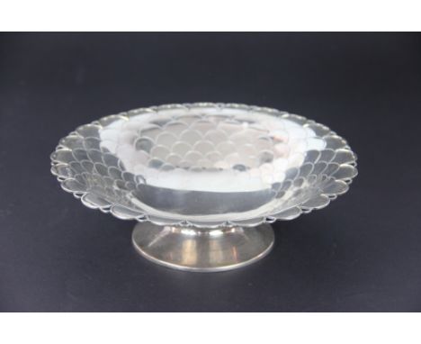 A George V silver pedestal dish, with pierced rim and fish scale detailing, Mappin and Webb, Sheffield 1935, weight 284gms