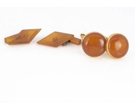 Two pairs of amber cufflinks, diamond shaped chain linked examples and other with gilt metal, 10g (4)