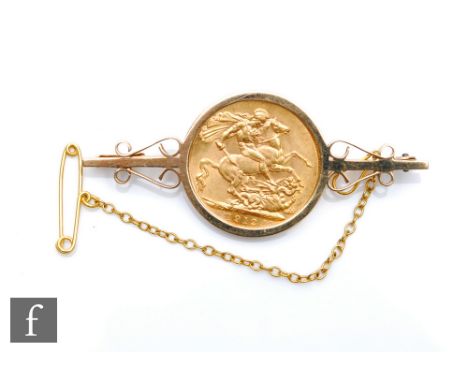 A full sovereign brooch with central George V coin dated 1912, total weight 11.5g. 