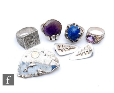 A collection of 1970s and later white metal jewellery to include a textured ring, an amethyst ring and a pair of clip earring