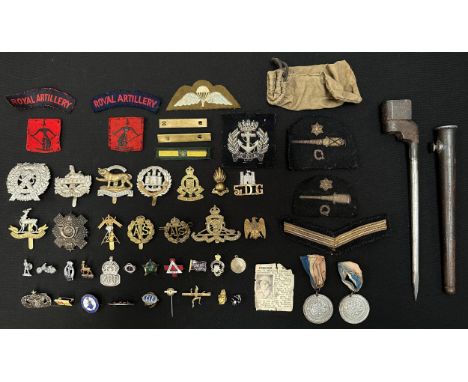 WW2 British Cap Badges, Royal Artillery Cloth Shoulder Titles, Anti Aircraft Command Formation signs, Post War Para Wings, va