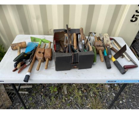 Box of various gardening hand tools. Please note this lot has the standard Ewbank's standard buyers premium payable on top of