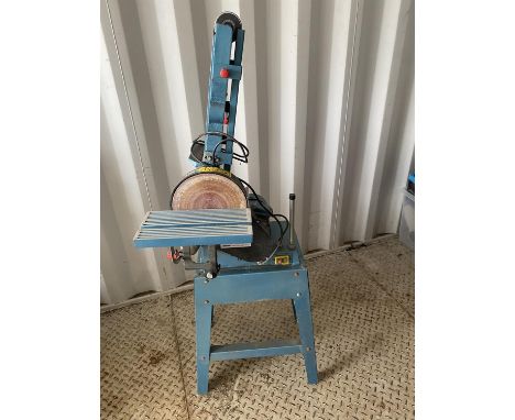 Clarke wood worker belt sander with spare sand paper. Please note this lot has the standard Ewbank's standard buyers premium 